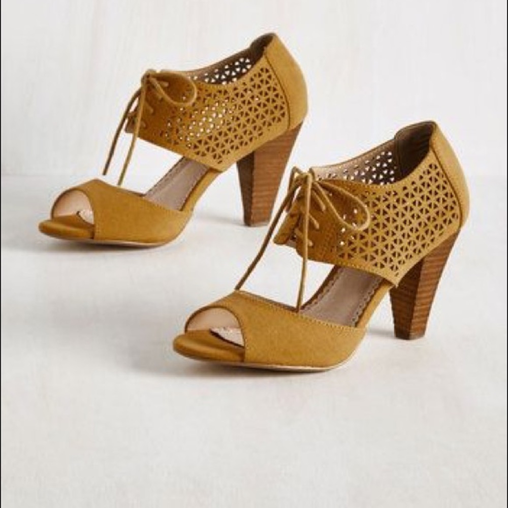 ModCloth Restricted Mustard Heels Sz 8.5